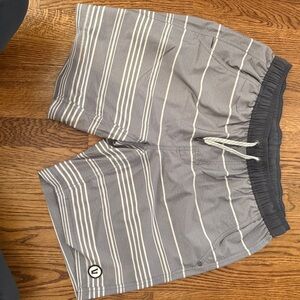 Men’s Medium Gray Striped Vuori Kore Short 7” lined